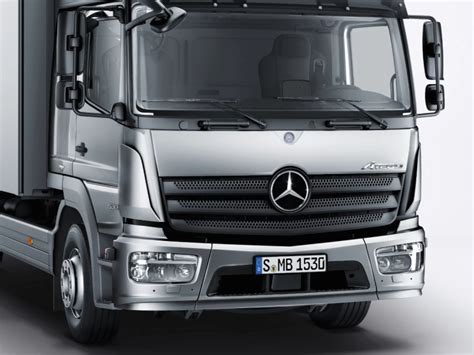 Wnętrze kabiny Mercedes Atego z ergonomicznym kokpitem