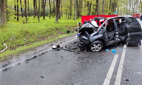 zdjęcie z miejsca wypadku drogowego z udziałem samochodu przewożącego łódź w Pogórskiej Woli
