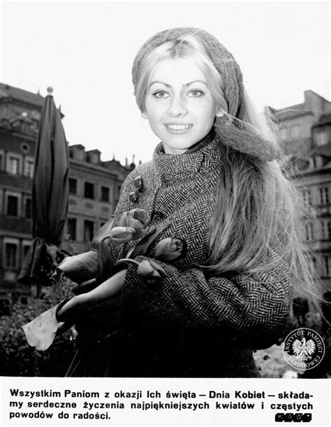 Archiwalna fotografia propagandowa przedstawiająca kobietę na traktorze (reprodukcja z lat 40./50. XX wieku)