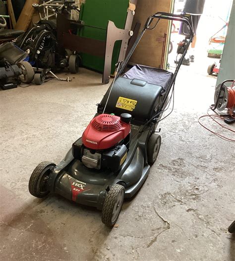 Thematic photo of a Honda HRX 537 lawnmower in a large, well-maintained garden