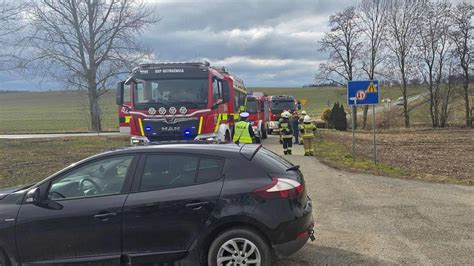 Zdjęcie ciągnika rolniczego przewróconego w rowie, obok służby ratunkowe