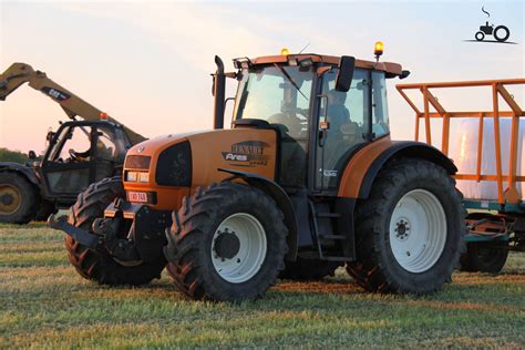 Zdjęcie ciągnika Renault Ares 696 w warunkach polowych