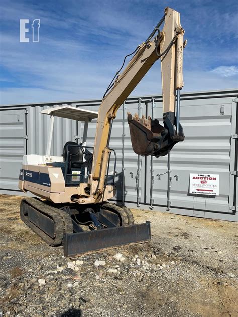 Zdjęcie przedstawiające minikoparkę Komatsu PC15-2 w warunkach roboczych, podkreślające jej kompaktową budowę.