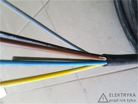 Zdjęcie: Uszkodzona izolacja przewodu elektrycznego