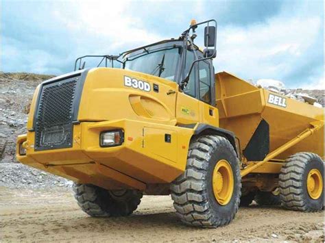Bell B30D rozładowujący materiał