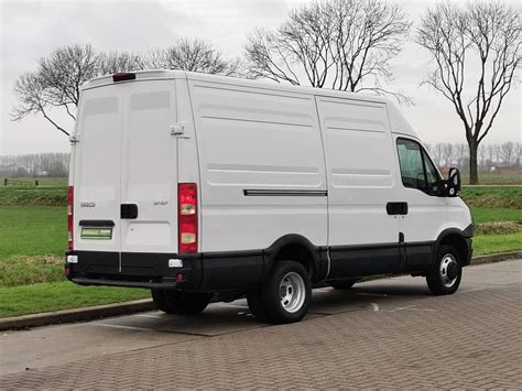 Infografika porównująca modele Iveco Daily 35C13, 35C15, 35C18