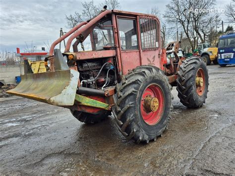 Ciągnik leśny LKT 81 w akcji z wyciągarką na trudnym terenie