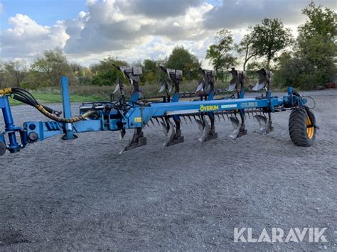 Zdjęcie pługa obracalnego Överum CVL w pracy na polu ornym