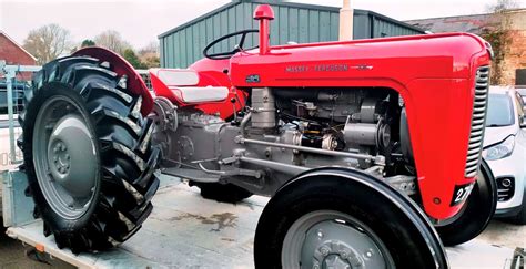 Historyczna fotografia ciągnika Massey Ferguson MF 35 lub MF 235
