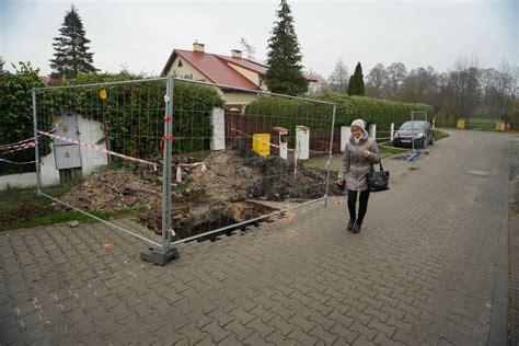 Zdjęcie przedstawiające rozkopane ulice w Małej Nieszawce z pracami wodociągowymi