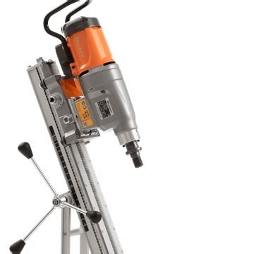 Wiertnica Husqvarna DM 650 w akcji, wykonująca duży otwór