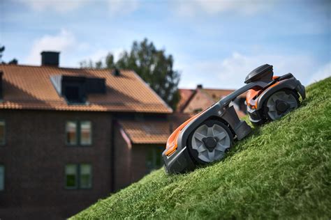 Thematyczne zdjęcie kosiarki automatycznej Husqvarna Automower® pracującej na trawniku