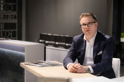 Zdjecie Mariusz Blumkowski, właściciel firmy Startlas, przy sadzarce