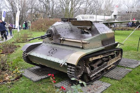 Zdjęcie: Tankietka TKS na prowadnicy szynowej