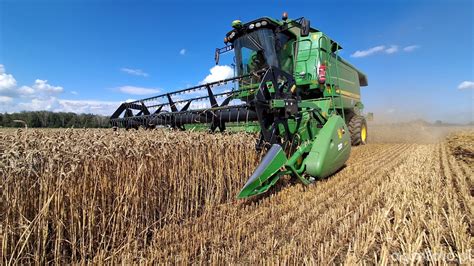 kombajn John Deere W540 z hederem podczas pracy na polu