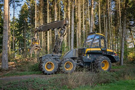 Ilustracja różnych typów ciągników leśnych (skidder, forwarder)