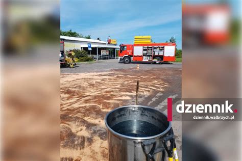 Zdjecie poglądowe - ciężarówki na parkingu, widoczne baki paliwa