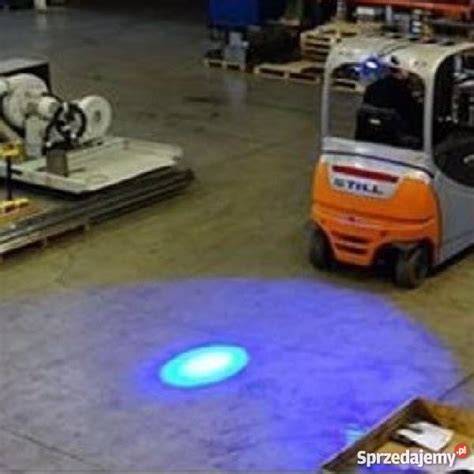 Wózek widłowy z włączoną lampą BLUE SPOT