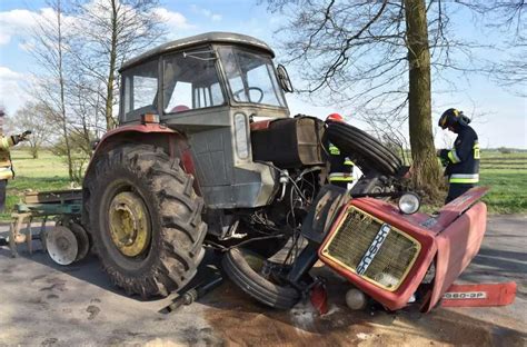 Wypadek ciągnika z przyczepą rzepaku w Krzewinie