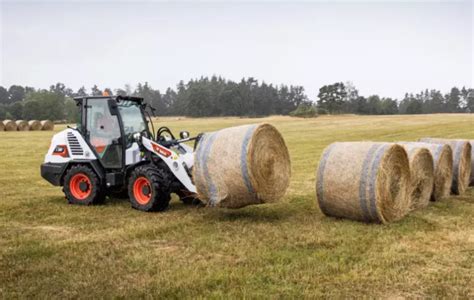 Zdjęcie przedstawiające ładowarkę kompaktową Bobcat L85 podczas pracy w terenie