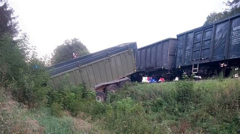 Zniszczony ciągnik rolniczy po zderzeniu z pociągiem towarowym na niestrzeżonym przejeździe