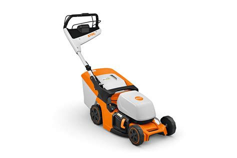 Zdjęcie przedstawiające kosiarkę akumulatorową STIHL RMA 443 C w ogrodzie