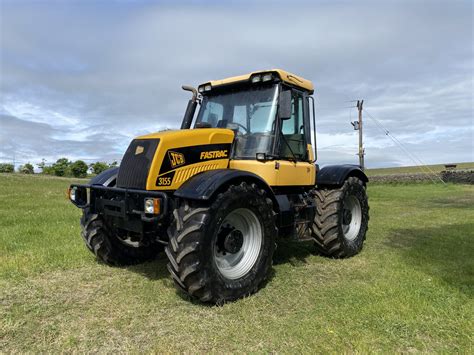 Zdjęcie ciągnika rolniczego JCB Fastrac 3155 prezentujące jego konstrukcję zewnętrzną oraz układ podwozia