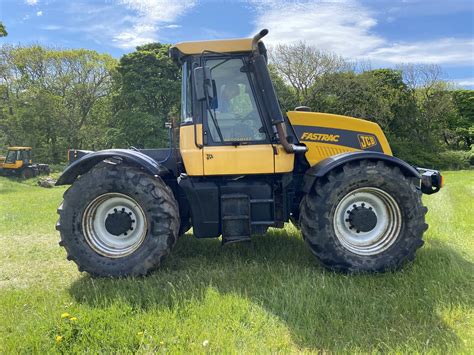 Rysunek techniczny wymiarów ciągnika JCB Fastrac 3155 z zaznaczoną długością i wysokością