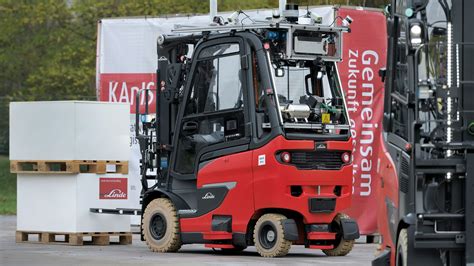 zdjęcie autonomicznego wózka widłowego Linde
