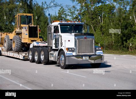Thematic photo of a construction site or excavator on a flatbed truck