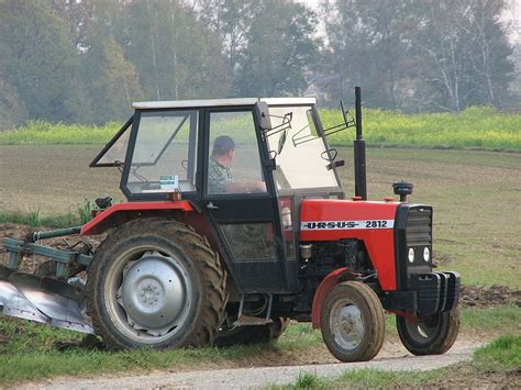 Tematyczne zdjęcie ciągnika rolniczego Ursus 2812 w pracy na polu