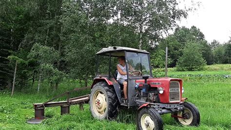 Ursus C-330 z podłączoną kosiarką rotacyjną Z105/1 na łące