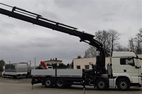 zdjęcie technika w samochodzie serwisowym Krantrak Hiab - Śląsk, wykonującego naprawę urządzenia na placu klienta