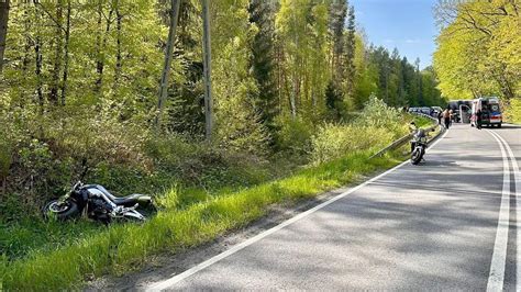 Zdjęcie motocyklisty na trasie szutrowej z widocznym poprawnym ustawieniem pozycji ciała