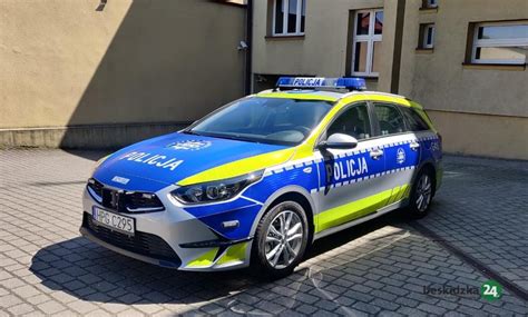 Kia Niro Hybrid radiowóz policyjny na tle Hali Widowiskowo-Sportowej Spodek w Katowicach