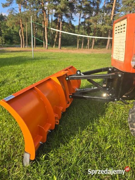 Quad z osprzętem rolniczym w akcji: przyczepka, pług do śniegu, kosiarka