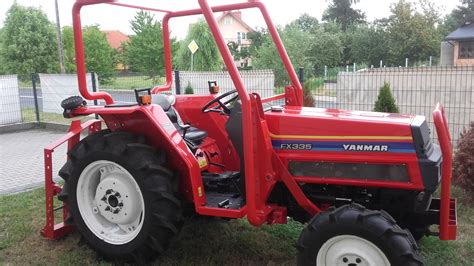 Thematyczne zdjęcie traktora Yanmar FX335 w pracy na polu