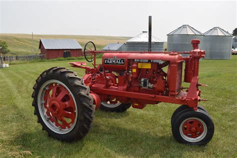 Zdjęcie odrestaurowanego ciągnika Farmall F 20