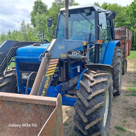 Ford 4000 z ładowaczem czołowym w pracy
