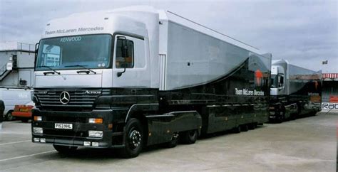 Zdjęcie przedstawiające ewolucję modelu Mercedes Actros od wersji MP1 do MP5