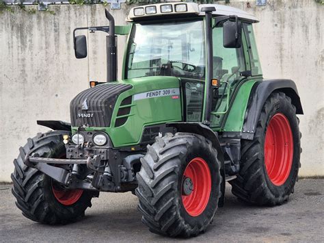 Wnętrze kabiny ciągnika Fendt 309 Vario z widokiem na panel sterowania przekładnią