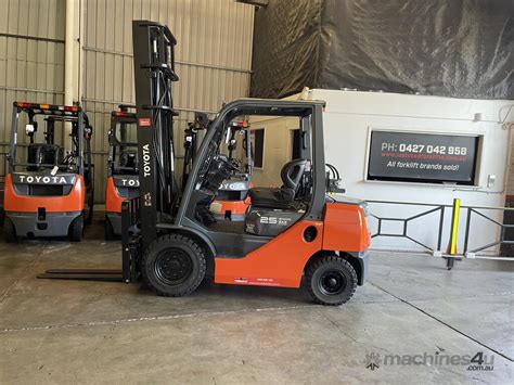 Thematic photo of a Toyota 8FG25 LPG forklift in a warehouse environment