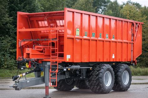Zdjęcie rozrzutnika Umega Agro w pracy