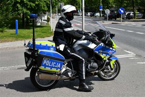 Policjant na motocyklu służbowym podczas patrolu