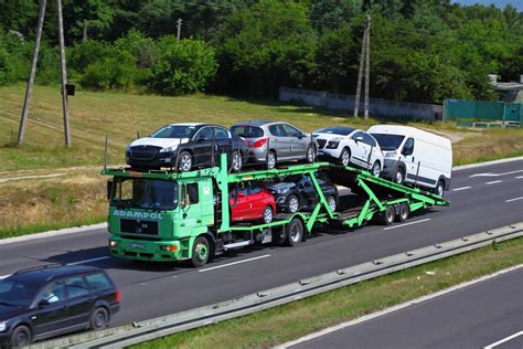 zdjęcie floty różnorodnych ciężarówek z naczepami