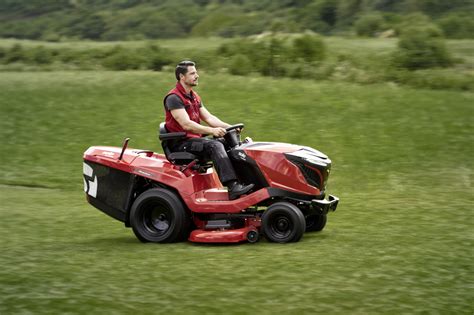 Kosiarka traktor: zdjęcie traktorka ogrodowego w akcji