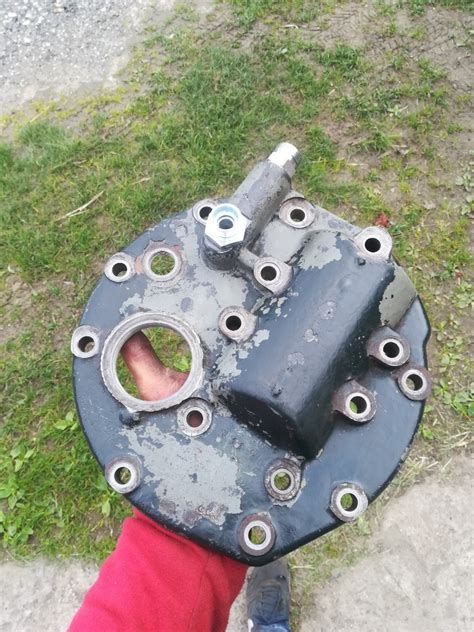 Zdjęcie pompy hydraulicznej i rozdzielacza