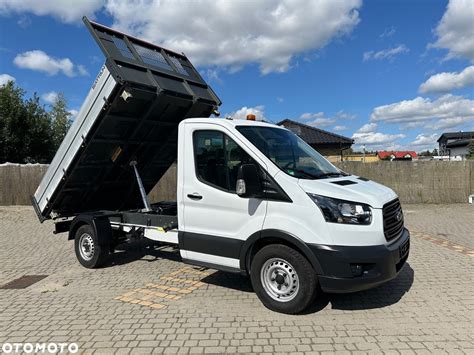 Zdjęcie małej wywrotki Ford Transit na budowie