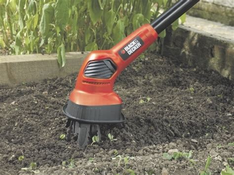 infografika przedstawiająca ergonomię kultywatora Black & Decker GXC 1000, z zaznaczonymi regulowanymi elementami i prawidłową postawą użytkownika