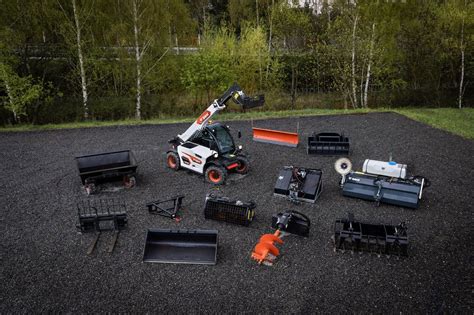 Zdjęcie różnych rodzajów osprzętu Bobcat, w tym widły paletowe